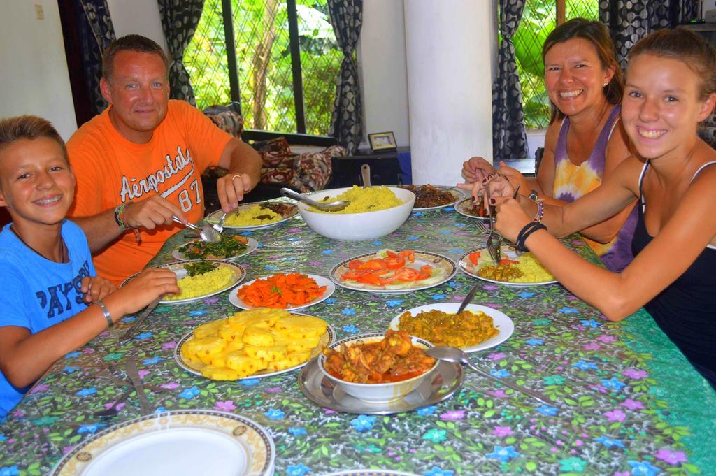 Haniffas Holiday Inn Kandy Bagian luar foto